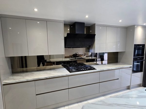 496948817_1316600157136284_4081188075406727979_n bronze mirror glass splashbacks in a cashmere kitchen